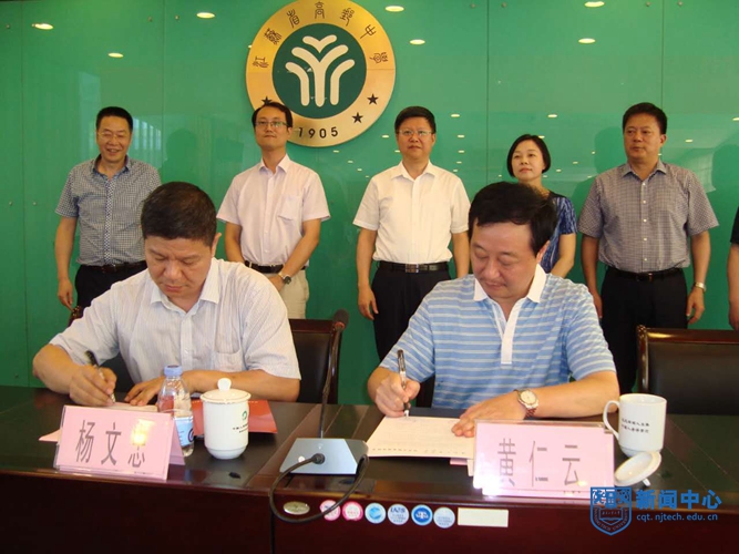 3芮鴻巖書記與高郵中學(xué)簽訂“優(yōu)質(zhì)生源基地”建設(shè)協(xié)議.jpg