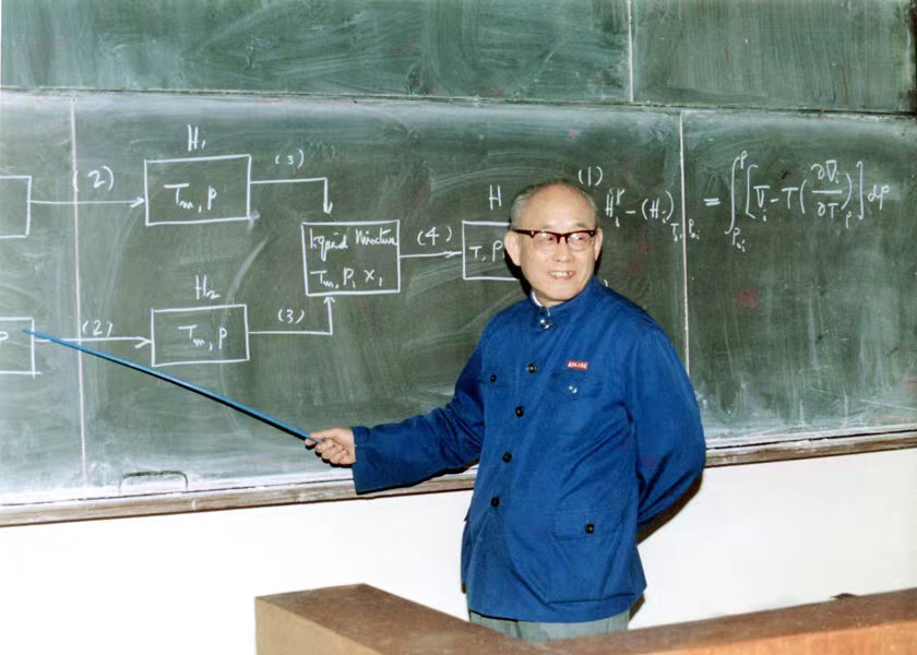 時(shí)鈞先生站著板書(shū)授課。南京工業(yè)大學(xué)供圖