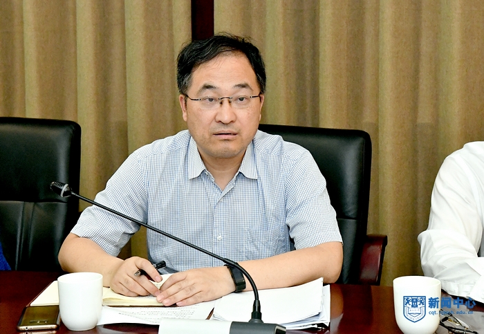 副校長(zhǎng)凌祥主持會(huì)議.jpg