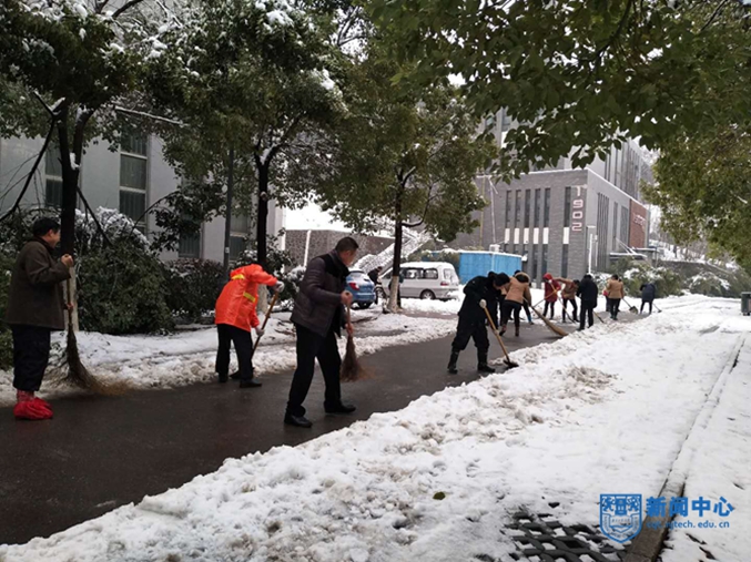 體育部掃雪照片1.jpg