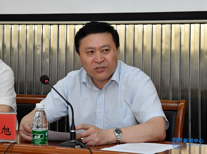 3校長喬旭主持會議并講話.jpg