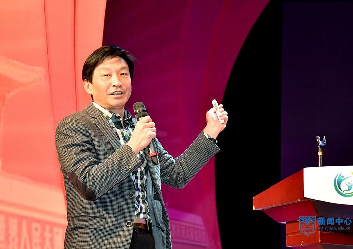 2張進明副校長介紹我校學生創新創業情況.jpg