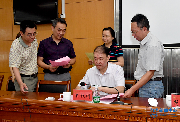 6校領導與各單位、各部門主要負責人簽訂責任書.jpg