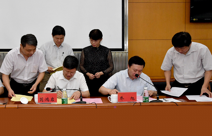 5校領導與各單位、各部門主要負責人簽訂責任書.jpg