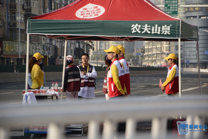 我校紅十字會順利完成2018南京馬拉松醫療保障任務 (3).jpg