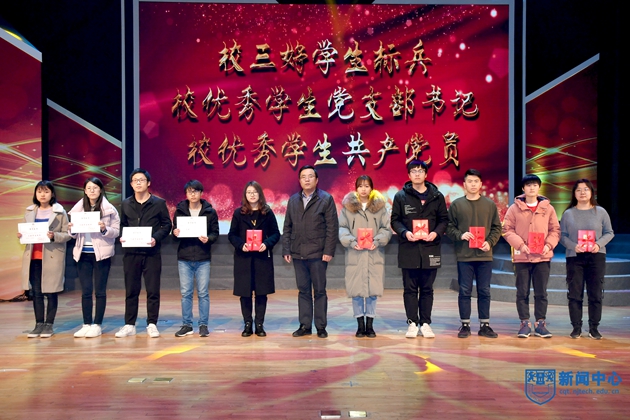 9表彰校三好生標(biāo)兵、優(yōu)秀學(xué)生黨支部書(shū)記、優(yōu)秀學(xué)生共產(chǎn)黨員代表.JPG
