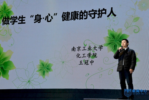 5輔導(dǎo)員年度人物王冠中作主題演講.JPG